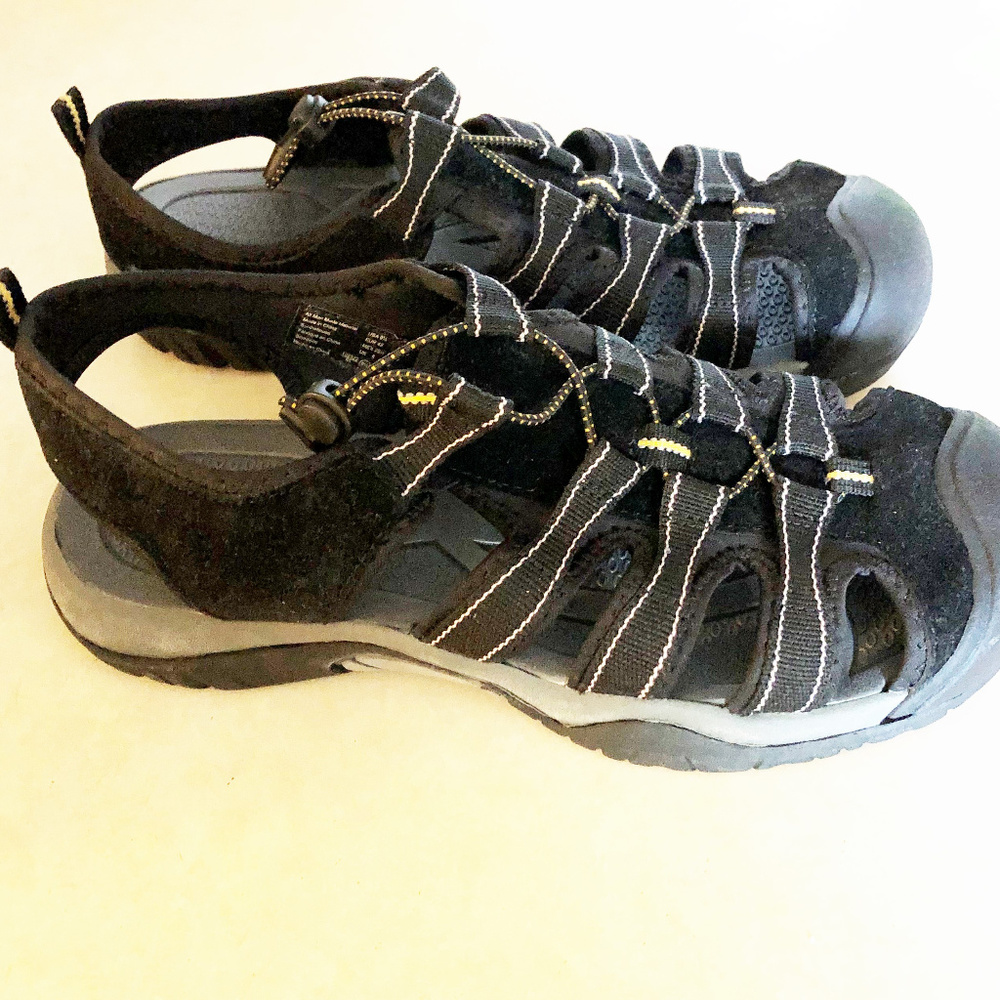 Sandals mens new size 9.5M Rugged Outback man made materials elastic laces
